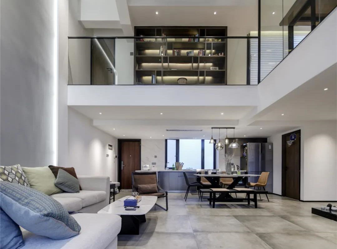 中聯(lián)錦江御景192㎡現(xiàn)代復(fù)式，透明玻璃做電視墻，還做成懸浮效果！